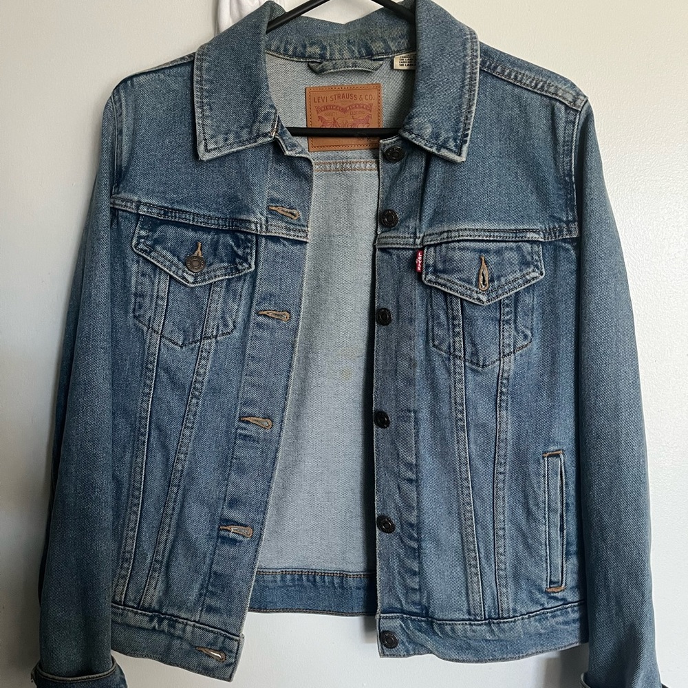 Womens Levi’s jacket. LIKE NEW. Size medium